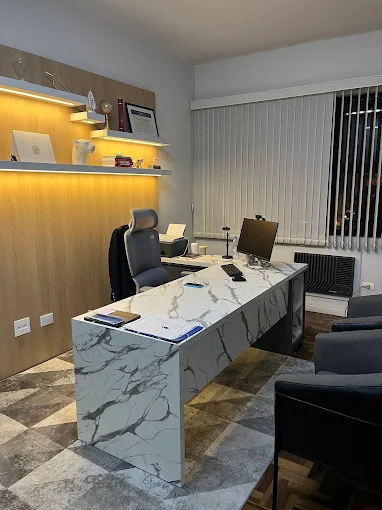 Sala de atendimento do escritório Ana Paula Voltolini Advocacia, no Centro de Curitiba